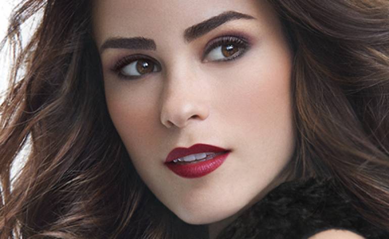 Get This Impressive Look: Shimmering Smokey Eyes for Fall [Video]